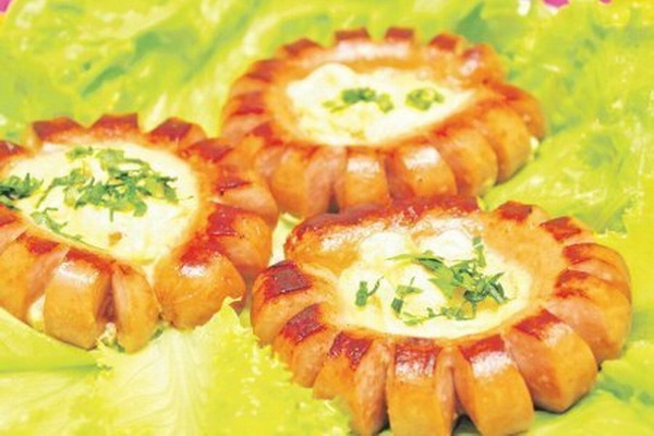 Яйцо в сосиске к завтраку