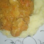 Гуляш из говядины с пюре и подливой