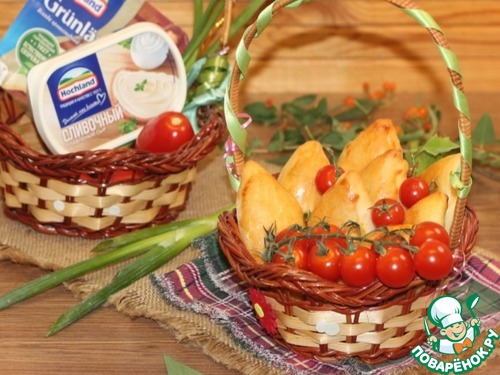 Пирожки с мясной и сырной начинкой