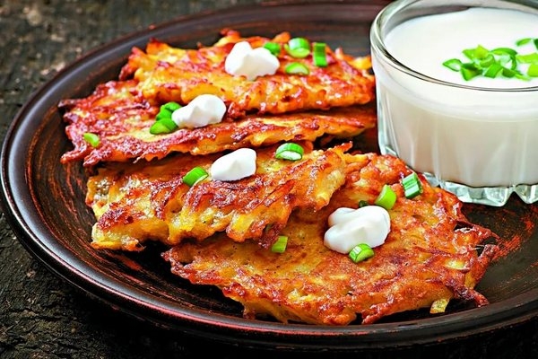 Сытные картофельные драники с луком Сытные картофельные драники с луком