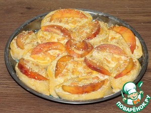 Пирог с творожным сыром и персиками