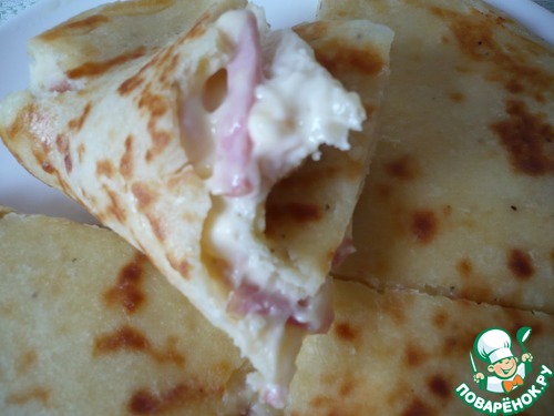 Картофельная лепешка с сыром на сковороде