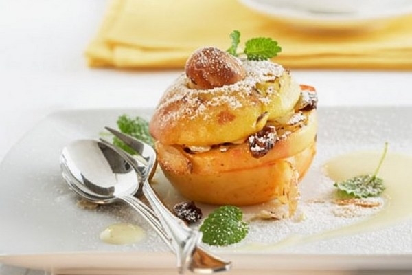 Зеленые яблоки с творогом и изюмом в духовке