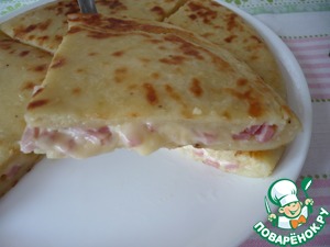 Картофельная лепешка с сыром на сковороде