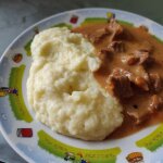 Гуляш из говядины с пюре и подливой