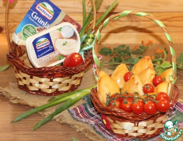 Пирожки с мясной и сырной начинкой