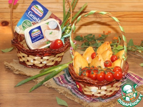 Пирожки с мясной и сырной начинкой