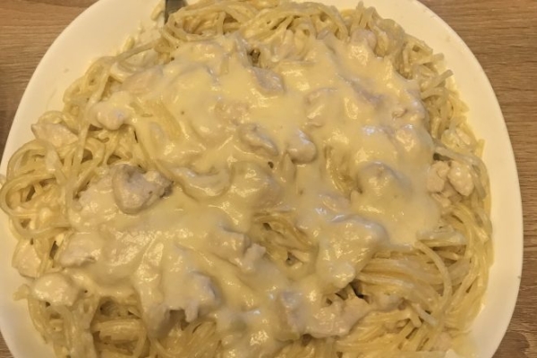 Спагетти с курицей в молочно-сырном соусе Спагетти с курицей в молочно-сырном соусе