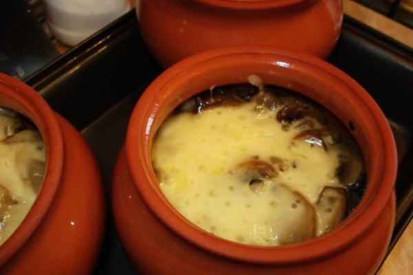 Мясо в горшочке с шампиньонами и сыром