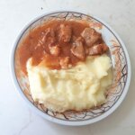 Гуляш из говядины с пюре и подливой