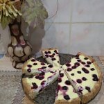 Открытый пирог с творожной начинкой и ягодами Открытый пирог с творожной начинкой и ягодами