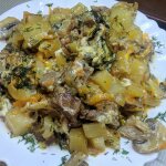 Мясо в горшочке с шампиньонами и сыром