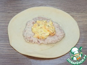 Пирожки с мясной и сырной начинкой