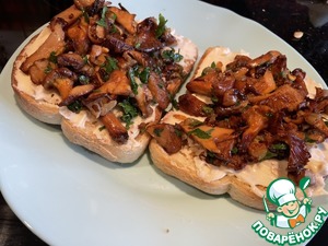Брускетта с лисичками