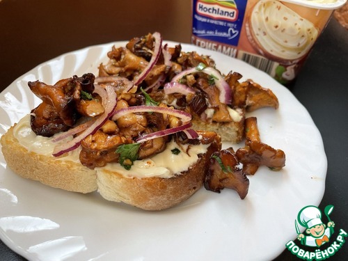 Брускетта с лисичками