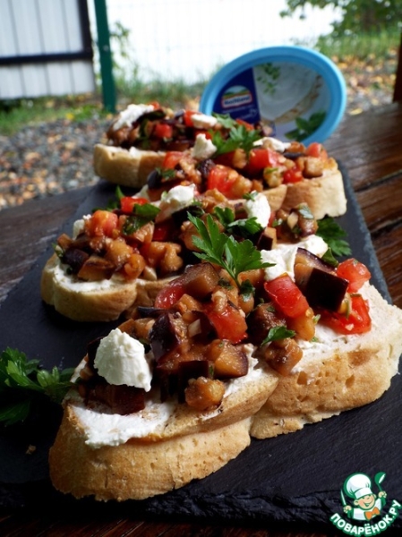 Брускетта с пикантными баклажанами