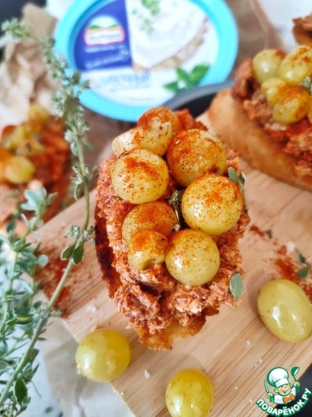 Брускетта с творожным сыром и виноградом Брускетта с творожным сыром и виноградом