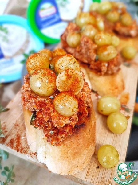Брускетта с творожным сыром и виноградом Брускетта с творожным сыром и виноградом