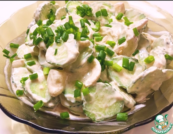 Быстрый салат из огурцов со сметанной заправкой