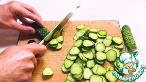 Быстрый салат из огурцов со сметанной заправкой