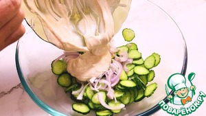 Быстрый салат из огурцов со сметанной заправкой