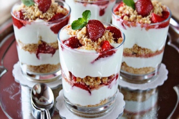 Чизкейк из печенья и клубники без выпечки