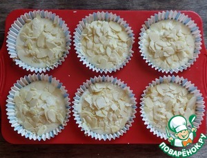 Шоколадно-творожные кексы с миндальными лепестками