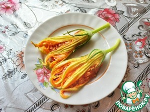 Цветы кабачков, фаршированные фаршем и сыром Цветы кабачков, фаршированные фаршем и сыром