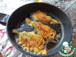 Цветы кабачков, фаршированные фаршем и сыром Цветы кабачков, фаршированные фаршем и сыром