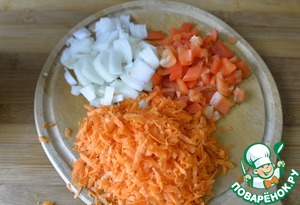 Фаршированный перец в сырно-овощном соусе