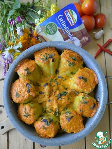 Фаршированный перец в сырно-овощном соусе