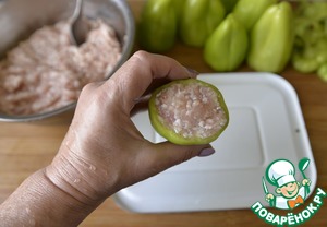 Фаршированный перец в сырно-овощном соусе