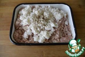 Фаршированный перец в сырно-овощном соусе