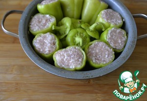 Фаршированный перец в сырно-овощном соусе