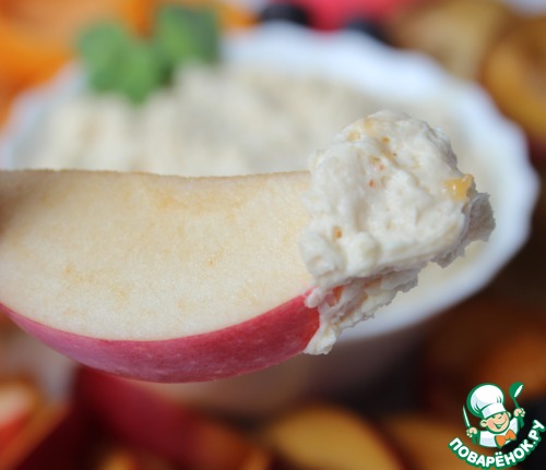 Фруктовая тарелка с сырно-арахисовым дипом