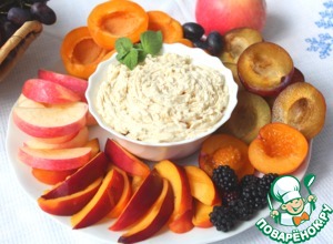 Фруктовая тарелка с сырно-арахисовым дипом