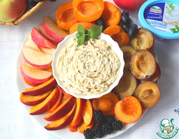 Фруктовая тарелка с сырно-арахисовым дипом