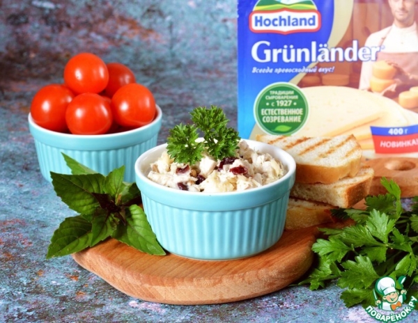 Куриный салат-намазка с сыром и клюквой