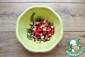 Легкий салат с арбузом