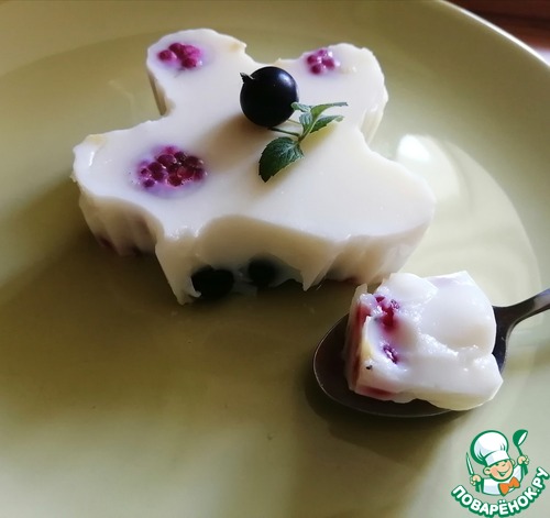 Молочное желе с лимонной цедрой, ягодами