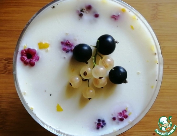 Молочное желе с лимонной цедрой, ягодами