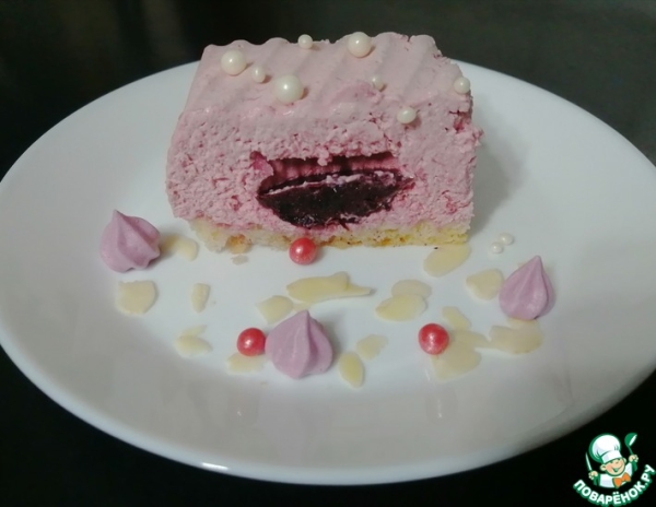 Муссовый торт с чёрной смородиной