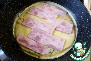 Нежный яичный рулет с сыром и ветчиной