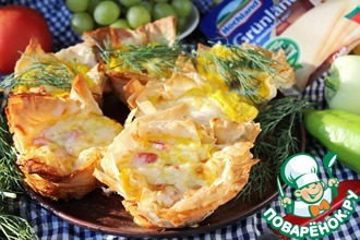 Нежный яичный рулет с сыром и ветчиной