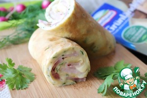 Нежный яичный рулет с сыром и ветчиной