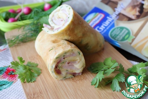 Нежный яичный рулет с сыром и ветчиной