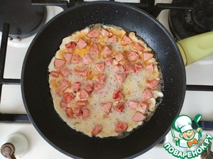 Омлет с сосисками и гренками Омлет с сосисками и гренками