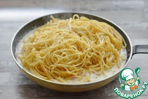 Паста лингвини с ветчиной и кальмарами Паста лингвини с ветчиной и кальмарами