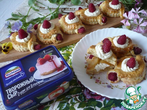 Печенье с сырным кремом и малиной