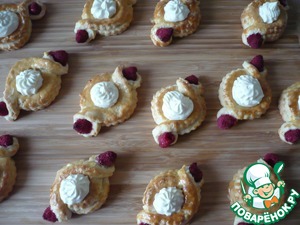 Печенье с сырным кремом и малиной